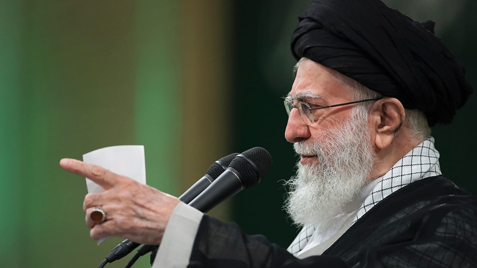  يتحدث المرشد الأعلى آية الله علي خامنئي خلال اجتماع مع المعلمين في طهران، إيران، السبت 17 مايو 2025.  
