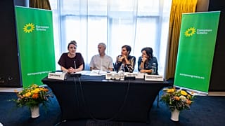 Terry Reintke, Ciarán Cuffe, Vula Tsetsi y Benedetta De Marte inaugurando la reunión del Partido Verde Europeo el 13 de junio de 2025 en Bruselas, Bélgica.