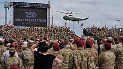 Marine One mit Präsident Donald Trump an Bord bereitet sich auf die Landung vor, bevor Trump am Dienstag, den 10. Juni 2025, in Fort Bragg, N.C., eine Rede hält.