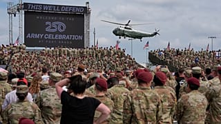 Marine One, avec à son bord le président Donald Trump, se prépare à atterrir avant que Trump ne prenne la parole à Fort Bragg, le mardi 10 juin 2025, à Fort Bragg, en Caroline du Nord