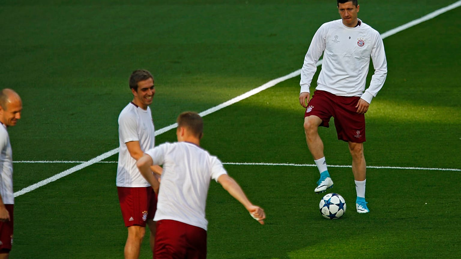 Bayern Münchens Robert Lewandowsk (rechts) spielt mit seinen Mannschaftskameraden beim Training im Santiago Bernabéu Stadion in Madrid mit dem Ball.