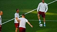 Bayern Münchens Robert Lewandowsk (rechts) spielt mit seinen Mannschaftskameraden beim Training im Santiago Bernabéu Stadion in Madrid mit dem Ball.