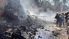 Feuerwehrleute arbeiten an der Absturzstelle eines Flugzeugs in der nordwestlichen Stadt Ahmedabad im indischen Bundesstaat Gujarat, Donnerstag, 12. Juni 2025.