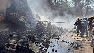 Feuerwehrleute arbeiten an der Absturzstelle eines Flugzeugs in der nordwestlichen Stadt Ahmedabad im indischen Bundesstaat Gujarat, Donnerstag, 12. Juni 2025.