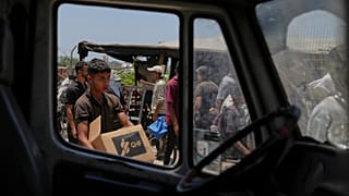 ARCHIVO: Un palestino lleva una caja con alimentos y ayuda humanitaria entregada por la Fundación Humanitaria de Gaza, una organización respaldada por Estados Unidos, en Rafah, 11 de junio de 2025.