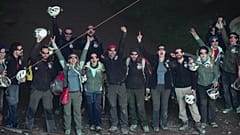 Une partie de l'équipe française qui a participé à l'étude "Deep Time" fait la fête en sortant de la grotte de Lombrives après 40 jours passés sous terre à Ussat les Bains.