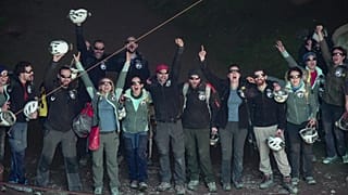 Une partie de l'équipe française qui a participé à l'étude "Deep Time" fait la fête en sortant de la grotte de Lombrives après 40 jours passés sous terre à Ussat les Bains.
