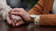 La gente se coge de la mano.