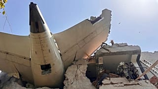 Dieses Foto, das von der CISF geteilt wurde, zeigt Trümmer eines Flugzeugs, das am Donnerstag, dem zwölften Juni zweitausendfünfundzwanzig, in der nordwestindischen Stadt Ahmedabad im Bundesstaat Gujarat abgestürzt ist.