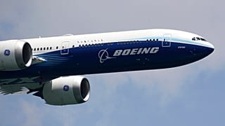 طائرة بوينج B777-9 تشارك في تحليق جوي خلال معرض سنغافورة الجوي 2022