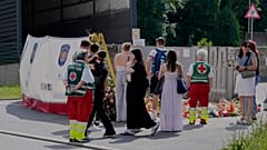 Menschen und Rettungskräfte versammeln sich neben Schule, in der ein ehemaliger Schüler das Feuer eröffnet hat.