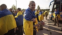 Ukrainische Soldaten reagieren nach ihrer Rückkehr aus der Gefangenschaft während eines Gefangenenaustauschs zwischen Russland und der Ukraine in der Region Tschernyhiv, Ukraine, Dienstag, 10. Juni 2025. 