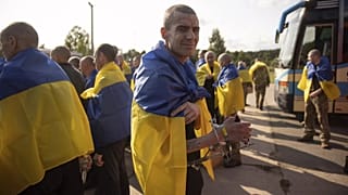 Soldados ucranianos reaccionan tras regresar de su cautiverio durante un intercambio de prisioneros entre Rusia y Ucrania, el martes 10 de junio de 2025. 
