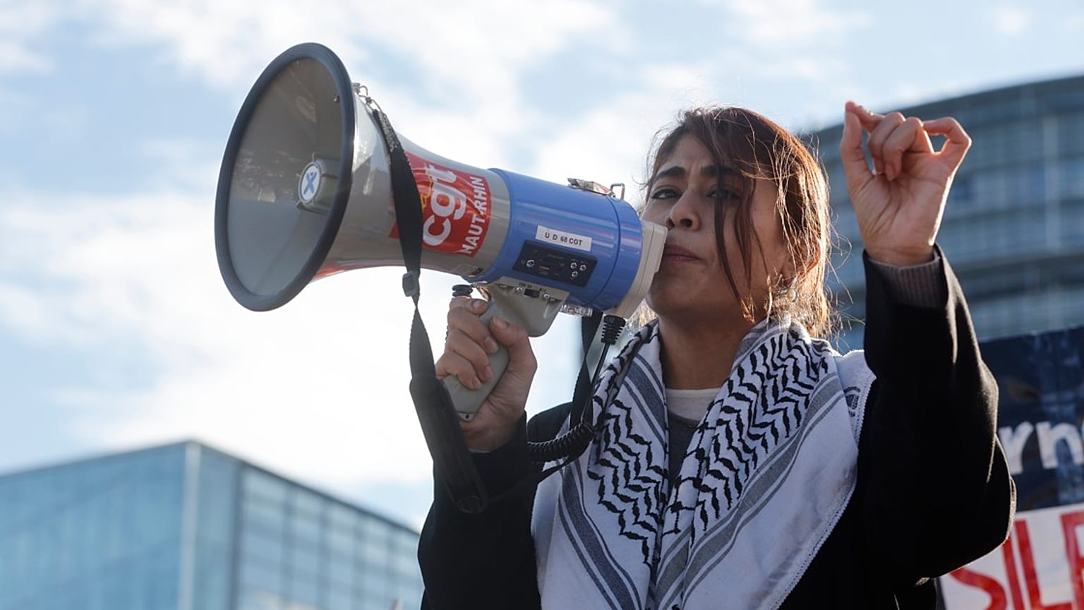  تتحدث عضوة البرلمان الأوروبي ريما حسن خلال مظاهرة مؤيدة للفلسطينيين خارج البرلمان الأوروبي في ستراسبورغ، فرنسا، الأربعاء، 27 نوفمبر 2024.  
