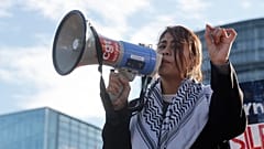  تتحدث عضوة البرلمان الأوروبي ريما حسن خلال مظاهرة مؤيدة للفلسطينيين خارج البرلمان الأوروبي في ستراسبورغ، فرنسا، الأربعاء، 27 نوفمبر 2024.  