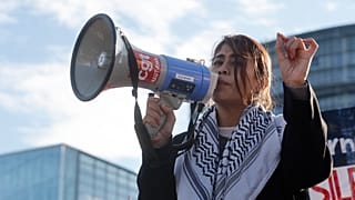  تتحدث عضوة البرلمان الأوروبي ريما حسن خلال مظاهرة مؤيدة للفلسطينيين خارج البرلمان الأوروبي في ستراسبورغ، فرنسا، الأربعاء، 27 نوفمبر 2024.  