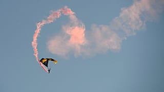 Mitglieder des US Army Fallschirmspringerteams Golden Knights landen während der Army Birthday Twilight Tattoo Veranstaltung auf der Joint Base Myer-Henderson Hall am 11. Juni 2025.