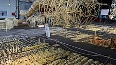 Am Donnerstag, den 5. Juni 2025, werden die Strandbiester des niederländischen Künstlers Theo Jansen, windbetriebene Kreaturen aus gelben Plastikrohren, während einer Ausstellung in Delft, Niederlande, präsentiert.