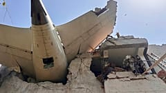 Hindistan'nın Gujarat eyaletine bağlı Ahmedabad kentinde düşen uçağın enkazı görülüyor, 12 Haziran 2025.