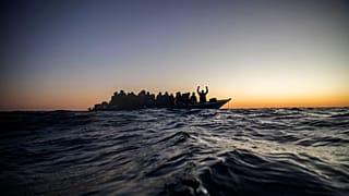 Akdeniz'de Libya açıklarında aşırı kalabalık ahşap bir teknede yardım bekleyen mülteciler, 12 Şubat,2021