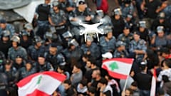 صورة تعبيرية لطائرة مسيرة أمنية تحلق فوق متظاهرين مناهضين للحكومة أثناء إغلاقهم الطريق المؤدي إلى مبنى البرلمان، في بيروت