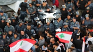صورة تعبيرية لطائرة مسيرة أمنية تحلق فوق متظاهرين مناهضين للحكومة أثناء إغلاقهم الطريق المؤدي إلى مبنى البرلمان، في بيروت