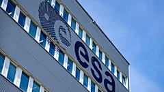 ESA: Un empleado del Centro Europeo de Operaciones Espaciales (ESOC) examina los datos de un satélite científico en la pantalla de su ordenador en el centro de operaciones de Darmstadt / Alemania.