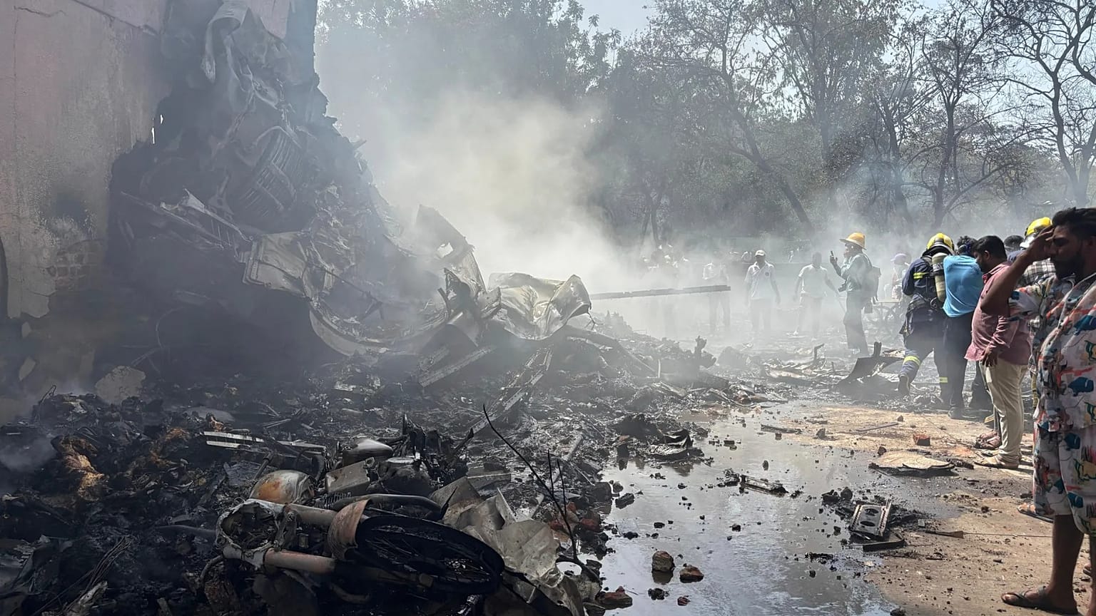 Air India uçağı düşerken bir pansiyona çarparak yangına neden oldu.