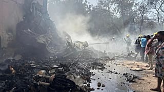 Air India uçağı düşerken bir pansiyona çarparak yangına neden oldu.