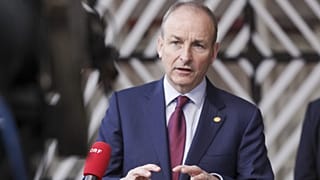 İrlanda Başbakanı Michael Martin Brüksel'deki AB zirvesine gelişi sırasında açıklamalarda bulunurken, 21 Ekim 2021