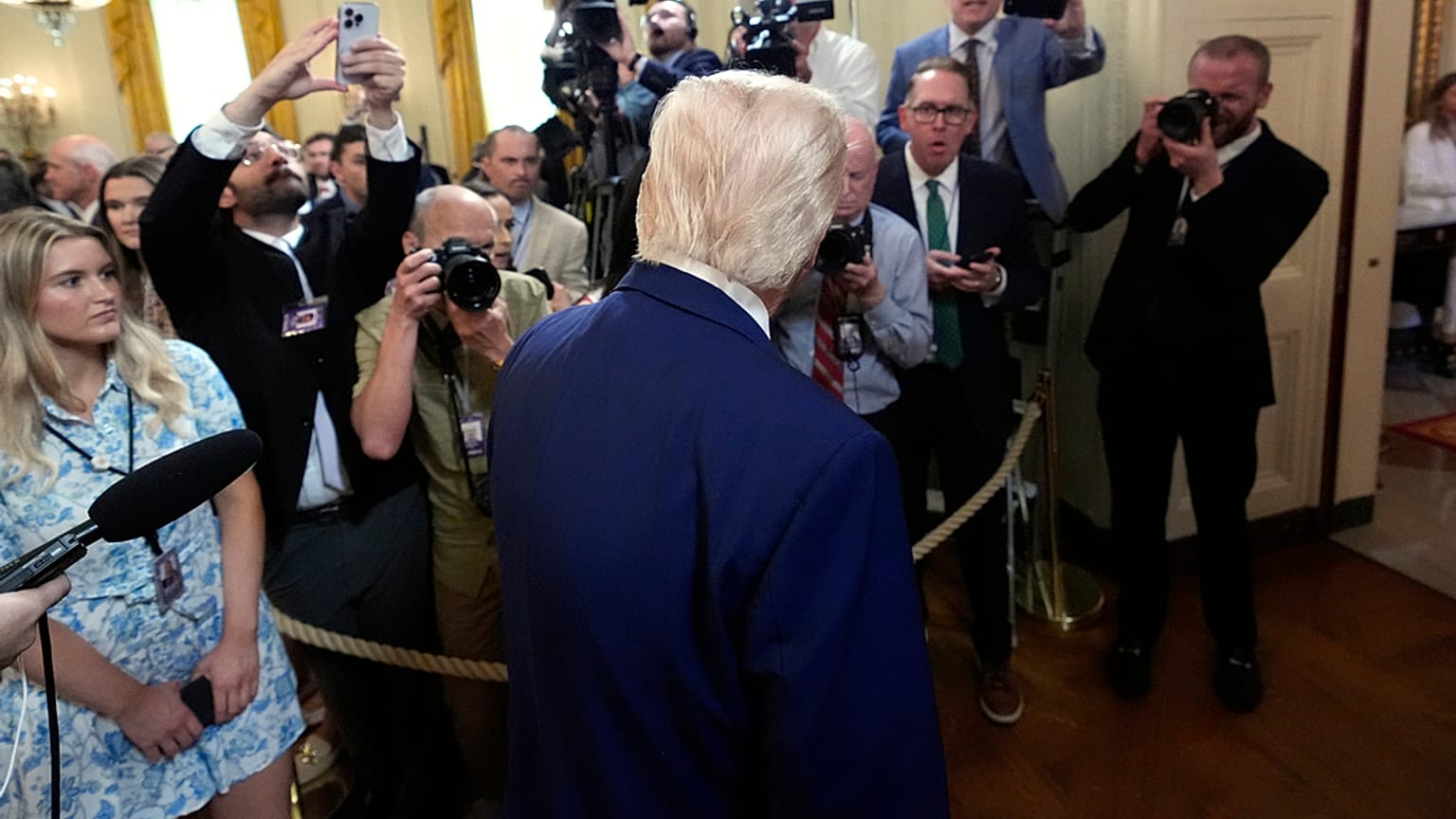 ABD Başkanı Donald Trump, Kaliforniya'nın 2035 yılına kadar yeni benzinli araç satışını yasaklayan kuralını engelleyen yasayı imzaladıktan sonra, 12 Haziran 2025