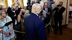 ABD Başkanı Donald Trump, Kaliforniya'nın 2035 yılına kadar yeni benzinli araç satışını yasaklayan kuralını engelleyen yasayı imzaladıktan sonra, 12 Haziran 2025