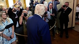 ABD Başkanı Donald Trump, Kaliforniya'nın 2035 yılına kadar yeni benzinli araç satışını yasaklayan kuralını engelleyen yasayı imzaladıktan sonra, 12 Haziran 2025