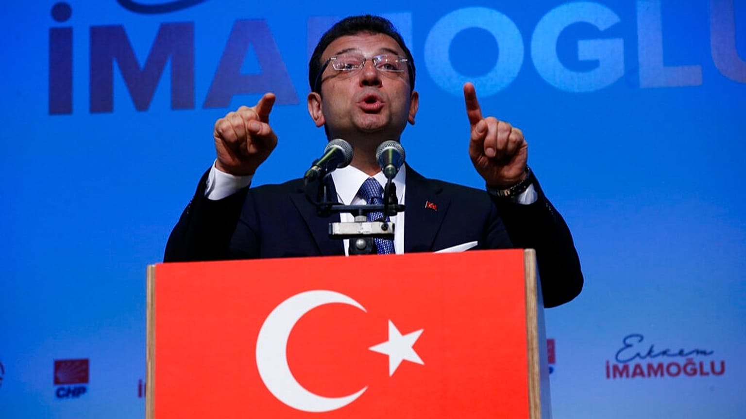 Ekrem Imamoglu, a Köztársasági Néppár jelöltje az isztambuli polgármester-választás kampányrendezvényén Isztambulban, 2019. május 22-én
