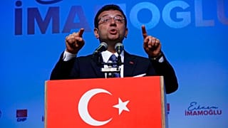 Ekrem Imamoglu, a Köztársasági Néppár jelöltje az isztambuli polgármester-választás kampányrendezvényén Isztambulban, 2019. május 22-én