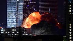 Une explosion est observée lors d'une attaque de missile à Tel Aviv, en Israël, le vendredi 13 juin 2025.