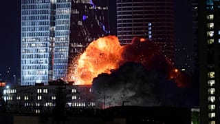 Une explosion est observée lors d'une attaque de missile à Tel Aviv, en Israël, le vendredi 13 juin 2025.