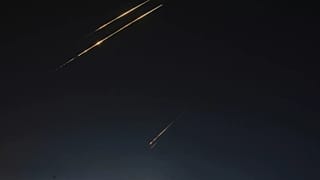 صواريخ تظهر فوق مدينة القدس ضمن إطار الردّ على الضربة الإسرائيلية لطهران، الجمعة 13 حزيران/يونيو 2025.