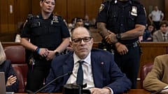 Harvey Weinstein, 12 Haziran 2025 Perşembe günü New York'ta yeniden yargılandığı davada jüri üyeleri kalan bir suçlamayı görüşmek üzere geri dönerken Manhattan'daki eyalet mahkemesinde görünüyor