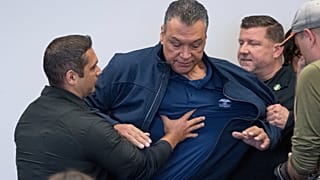 Kaliforniya'nın Demokrat Senatörü Alex Padilla basın toplantısından zorla dışarı çıkarılıyor, Los Angelesi 12 Haziran 2025.
