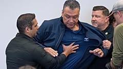 US-Senator Alex Padilla wird aus dem Raum gedrängt, während Heimatschutzministerin Kristi Noem eine Pressekonferenz zu den jüngsten Protesten in Los Angeles abhält.
