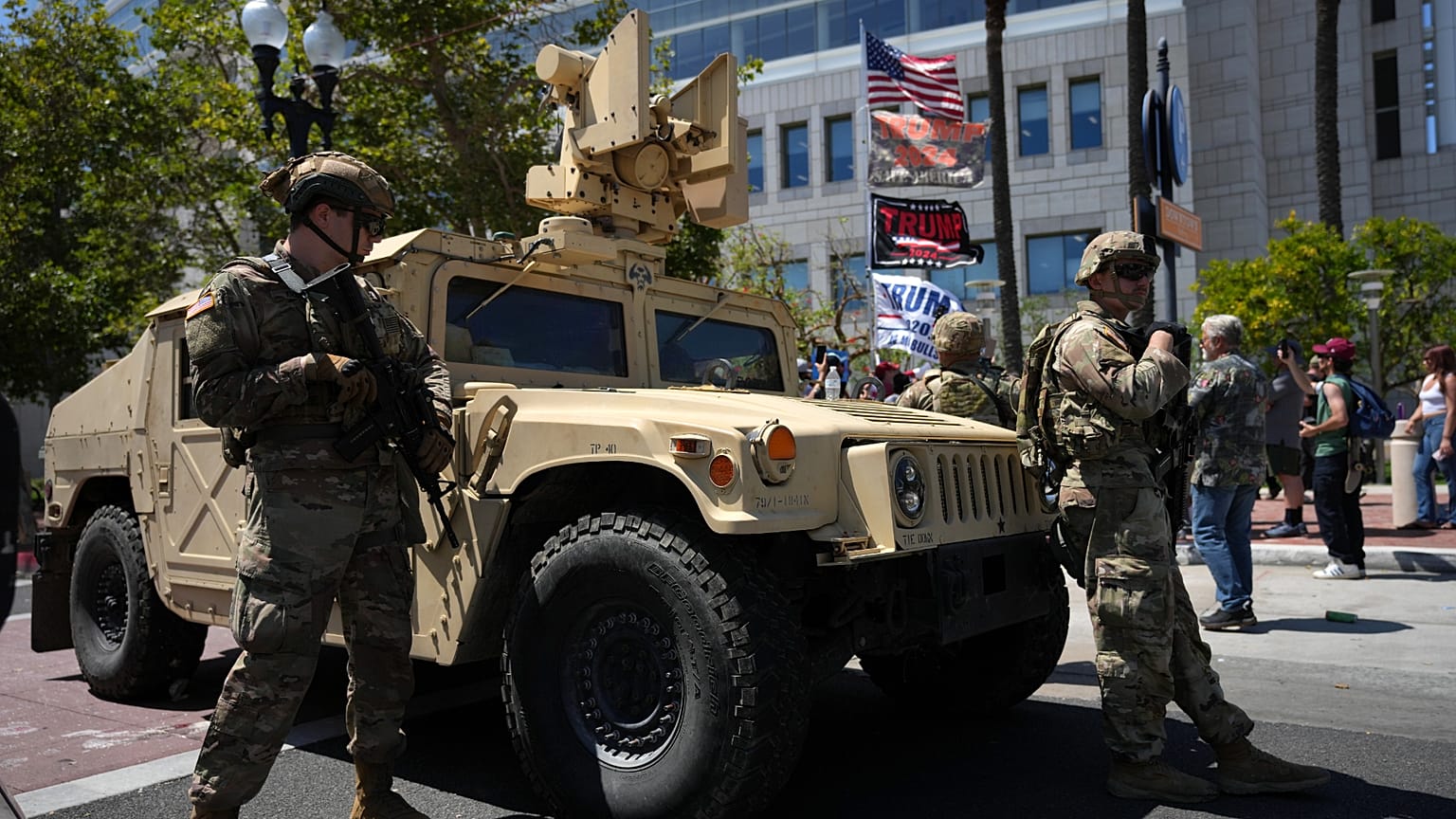 Die kalifornische Nationalgarde steht am Dienstag, 10. Juni 2025, in Santa Ana, Kalifornien, entlang einer Straße in der Nähe von Demonstranten und Trump-Anhängern Wache. (AP Photo Jae C. Hong)