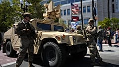 Die kalifornische Nationalgarde steht am Dienstag, 10. Juni 2025, in Santa Ana, Kalifornien, entlang einer Straße in der Nähe von Demonstranten und Trump-Anhängern Wache. (AP Photo Jae C. Hong)