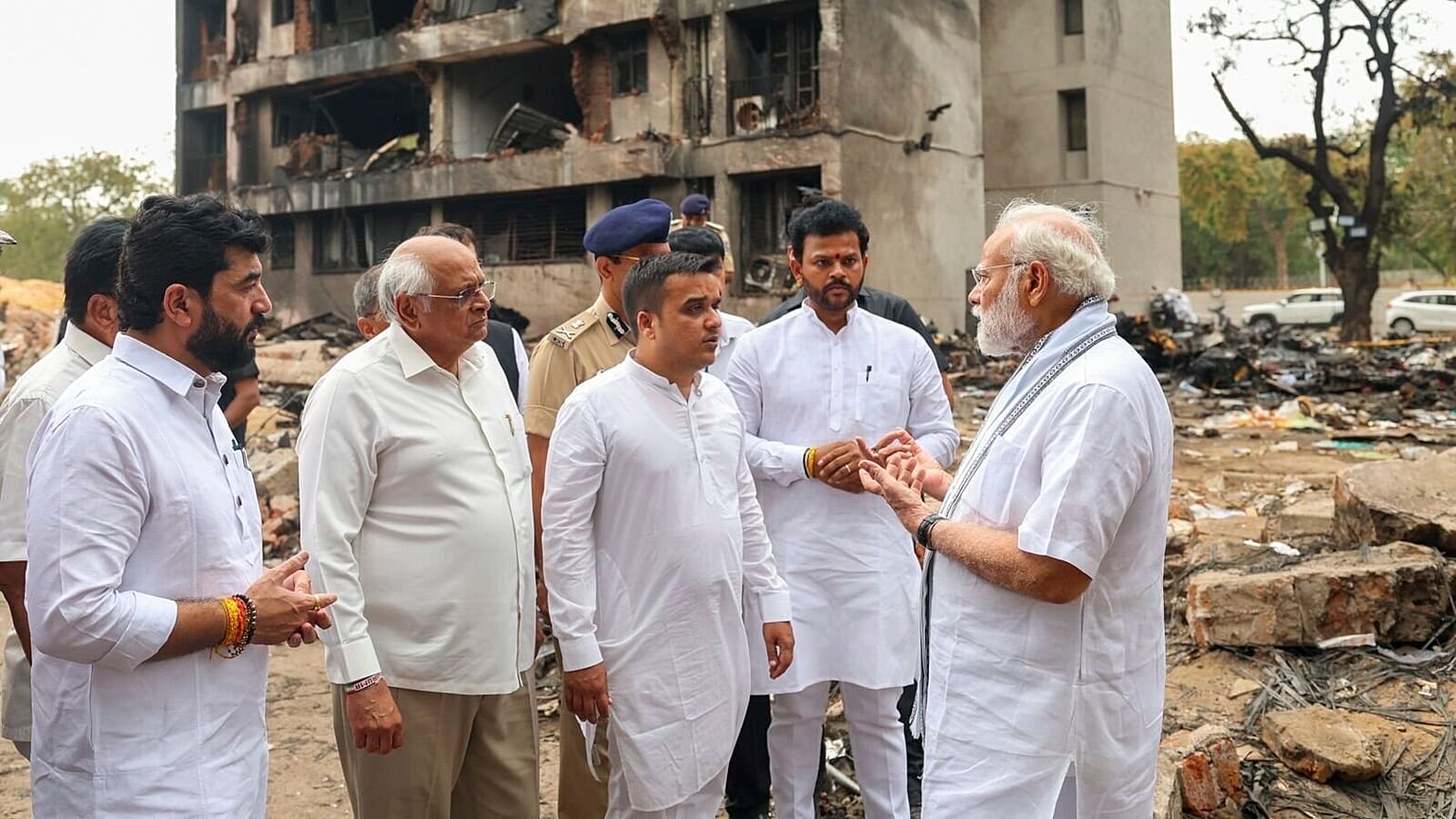 Narendra Modi a inspecionar o local de um acidente de avião em Ahmedabad