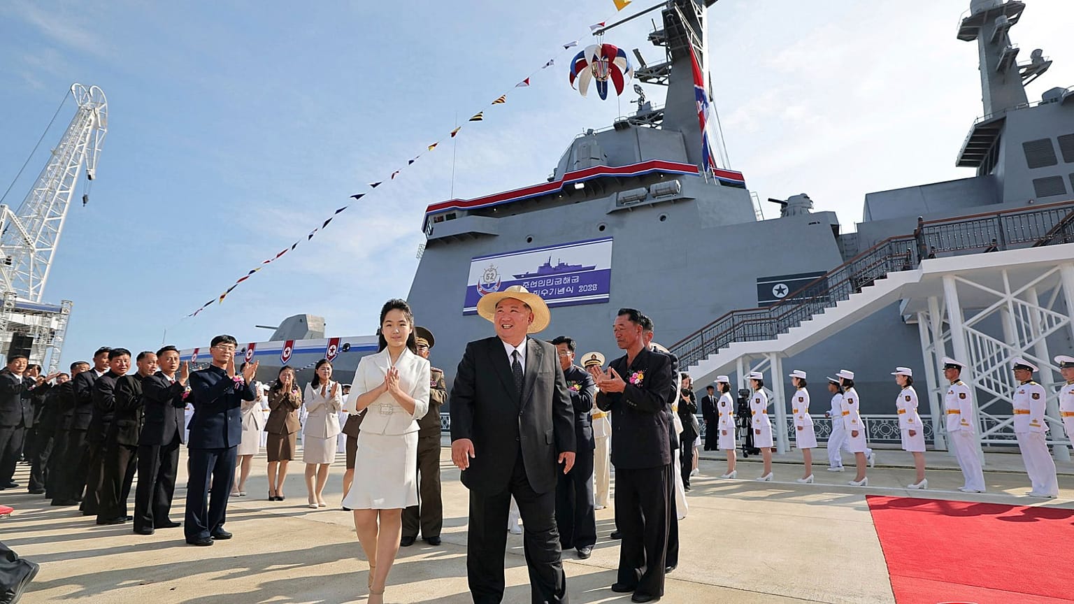 Kim Jong-un ve kızı 12 Haziran 2025 tarihinde Kuzey Kore'nin Rason kentinde bir destroyerin denize indirilme törenine katıldı.