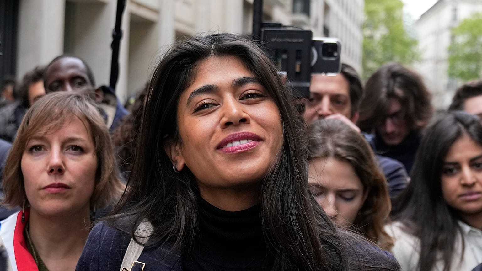 Rima Hassan chega ao campus da Sciences-Po, onde manifestantes pró-palestinianos acamparam a 26 de abril de 2024. 