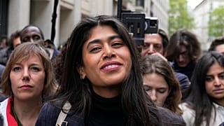 Rima Hassan chega ao campus da Sciences-Po, onde manifestantes pró-palestinianos acamparam a 26 de abril de 2024.