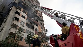 رجال الإطفاء يعملون في موقع انفجار وقع في مجمع سكني في شمال طهران، إيران، الجمعة، 13 يونيو 2025