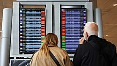Yolcular İsrail'in Tel Aviv kenti yakınlarındaki Ben Gurion havaalanında gecikmeli uçuşları gösteren ekrana bakıyor.