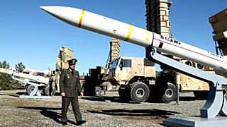 DOSSIER : Le ministre de la Défense, le général Mohammad Reza Gharaei Ashtiani, examine le système de défense aérienne Arman, construit dans le pays, le 17 février 2024.